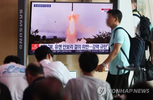북한이 동해상으로 단거리 탄도미사일(SRBM) 2발을 발사한 2023년 7월 19일 시민들이 서울역 대합실에서 관련 뉴스를 시청하고 있다. [연합뉴스]